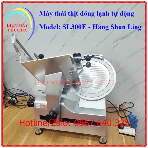 Máy Thái Thịt Đông Lạnh Tự Động 300E - Ảnh chi tiết cấu tạo, lưỡi dao chất liệu thép có độ cứng cao,bàn đẩy bằng inox sạch đẹp.