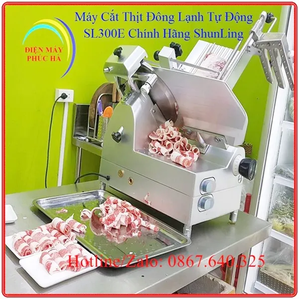 Máy Thái Thịt Đông Lạnh Tự Động 300E - Ảnh thực tế sử dụng, máy đang vận hành tại nhà hàng quán ăn, chất liệu inox bền đẹp, năng suất cao.