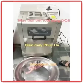 Máy Thái Thịt Tươi Sống DQ8 – Ảnh thực tế sử dụng, máy đang vận hành thái thịt, máy thái nhanh, lát thái điều đẹp, năng suất cao.