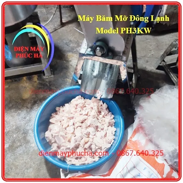 Máy Chặt Mỡ Đông Lạnh 3Kw 380v - Ảnh thực tế sử dụng khi máy đang băm mỡ đông lạnh tại cơ sở sản xuất giò chả xúc xích