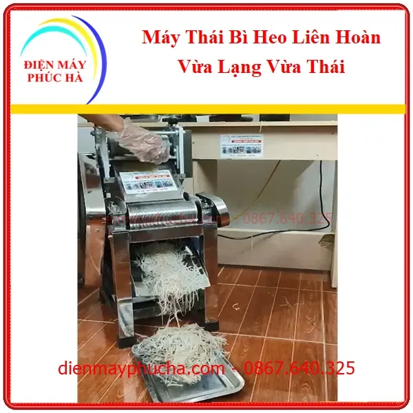 Máy thái bì heo liên hoàn đang lạng mỏng và thái bì heo thành sợi nhỏ, mỏng