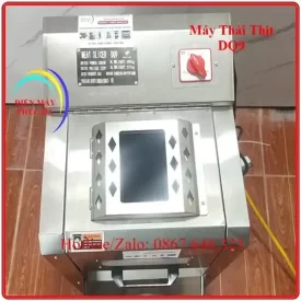 Máy Thái Thịt Tươi Sống DQ9 – Ảnh chi tiết cấu tạo cửa nạp liệu, chất liệu inox bền đẹp, cửa nạp lớn cho năng suất cao, cấu tạo đảm bảo an toàn khi sử dụng.