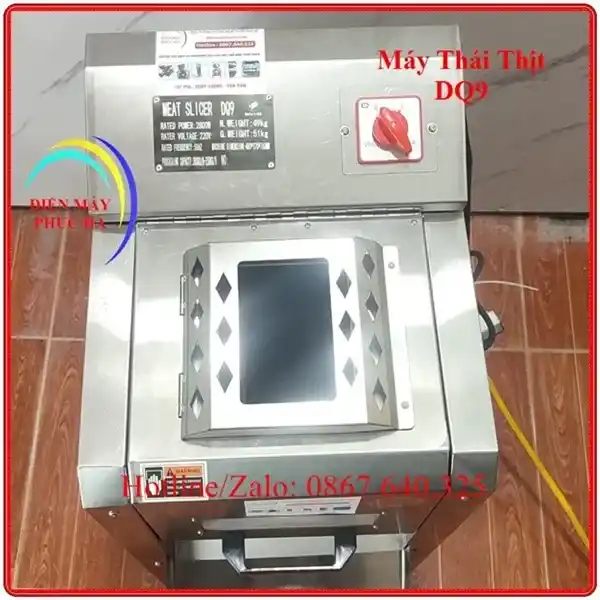 Máy Thái Thịt Tươi Sống DQ9 – Ảnh chi tiết cấu tạo cửa nạp liệu, chất liệu inox bền đẹp, cửa nạp lớn cho năng suất cao, cấu tạo đảm bảo an toàn khi sử dụng.