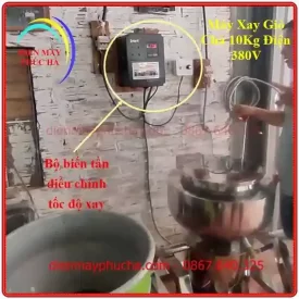 Máy Xay Giò Chả 10Kg Biến Tần 3 pha – góc chụp 3: bộ biến tần và cụm chiết áp để điều chỉnh tốc độ xay