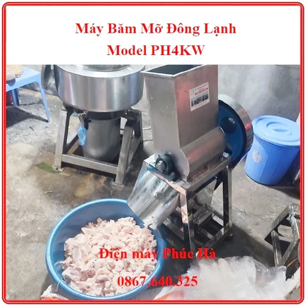 Máy Chặt Mỡ Đông Lạnh 4Kw 380v - Ảnh thực tế sử dụng khi máy đang băm mỡ đông lạnh tại cơ sở sản xuất giò chả xúc xích