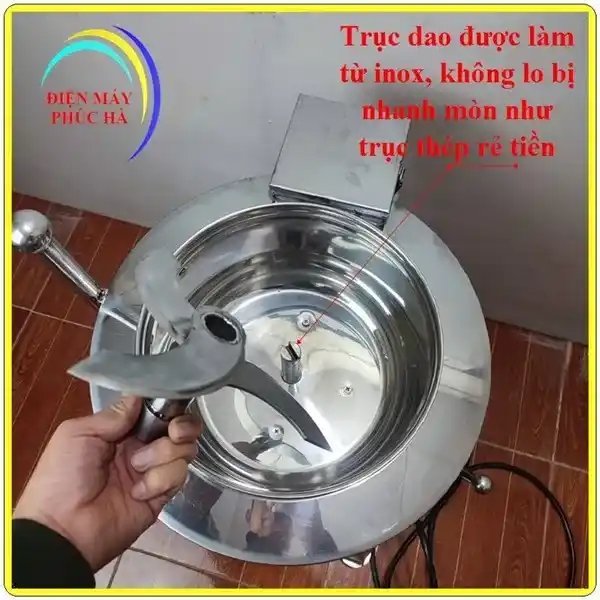 Máy Xay Giò Chả 5Kg 3Kw 380V – góc chụp 5, cấu tạo chi tiết rõ nét bộ dao xay: dạng dao thả, 3 lưỡi xếp tầng, độ nghiêng chuẩn