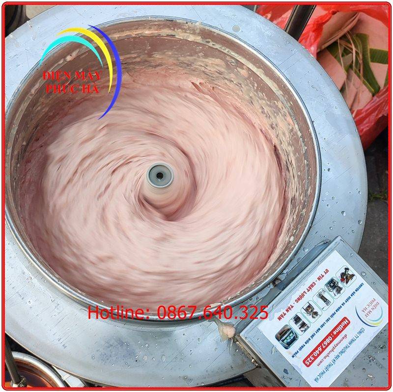 Máy Xay Giò Chả 5Kg 3Kw 380V – góc chụp 6, thành phẩm mọc đang trong quá trình xay, máy xay có độ cuộn, mọc dẻo, bóng, dai.