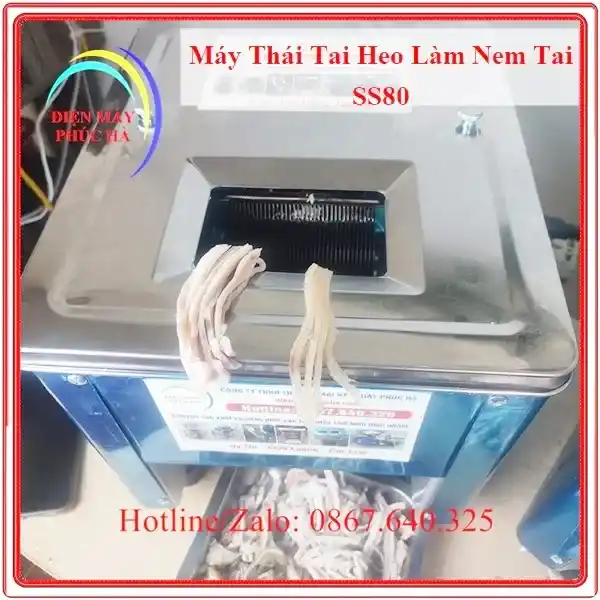 Máy Thái Tai Heo Làm Nem Thính SS80 Độ Dày Lát Thái 2mm - Ảnh thực tế sử dụng, máy đang thái tai heo chín Làm Nem Thính tai, với độ dày lát thái mỏng 2li.