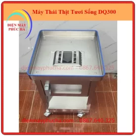 Máy Thái Thịt Tươi Sống DQ300 - Ảnh chất liệu inox, chụp cận cảnh máng chứa thịt lớn phía trên trước khi cho vào thái.