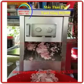 Máy Thái Thịt Tươi Sống DQ300 - Ảnh thực tế sử dụng, máy đang vận hành thái thịt, máy thái nhanh, lát thái điều đẹp, năng suất cao.