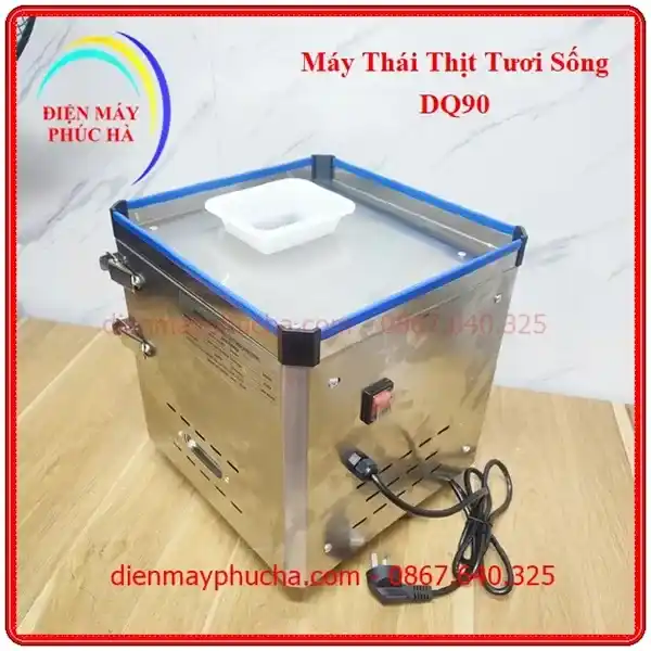 Máy Thái Thịt Tươi Sống DQ90 - Ảnh chi tiết cấu tạo phích cắm, công tắc điện và máng chứa thịt tiện lợi khi sử dụng.
