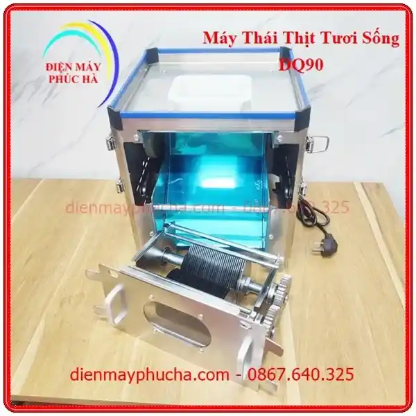 Máy Thái Thịt Tươi Sống DQ90 - Ảnh bộ dao của máy được tháo dời ra dễ dàng từ phía trước, chất liệu dao bằng thép cứng không gỉ sét bền đẹp, có nhiều cỡ dao phù hợp cho các món ăn khác nhau.