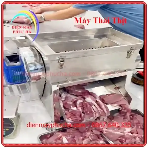 Máy Thái Thịt Tươi Sống Công Nghiệp PH40CM – Ảnh thực tế sử dụng, máy đang vận hành tại cơ sở chế biến thực phẩm, chất liệu inox bền đẹp, năng suất cao.