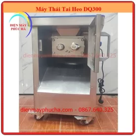 Máy Thái Tai Heo DQ300 - Ảnh phía trước của máy với cửa mở để tháo bộ dao ra dễ dàng, máng trượt đưa thành phẩm ra ngoài sau khi thái, bánh xe di chuyển máy tiện lợi.