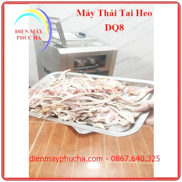 Máy Thái Tai Heo DQ8 - Ảnh thực tế sử dụng, máy đang thái tai heo thành lát nhỏ, phù hợp cho việc làm nem tai nem thính giò xào giò thủ.