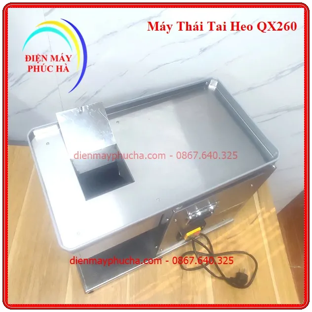 Máy Thái Tai Heo QX260 - Ảnh chi tiết cấu tạo khay để nguyên liệu, cửa nạp nguyên liệu có chất liệu inox bền đẹp, tiện lợi.
