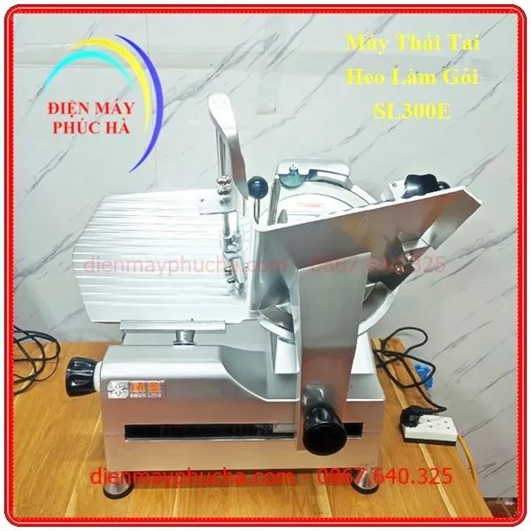 Máy Thái Tai Heo Siêu Mỏng Tự Động SL300E Để Làm Nộm, Gỏi, Tré - Ảnh chi tiết cấu tạo bàn đẩy được tự động đẩy qua lại lưỡi dao.