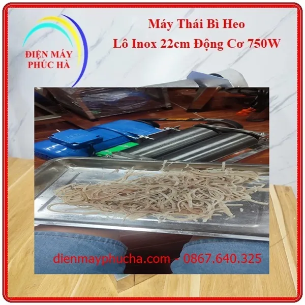 Máy thái bì heo lô 22cm đang thái bì heo thành sợi nhỏ, mỏng
